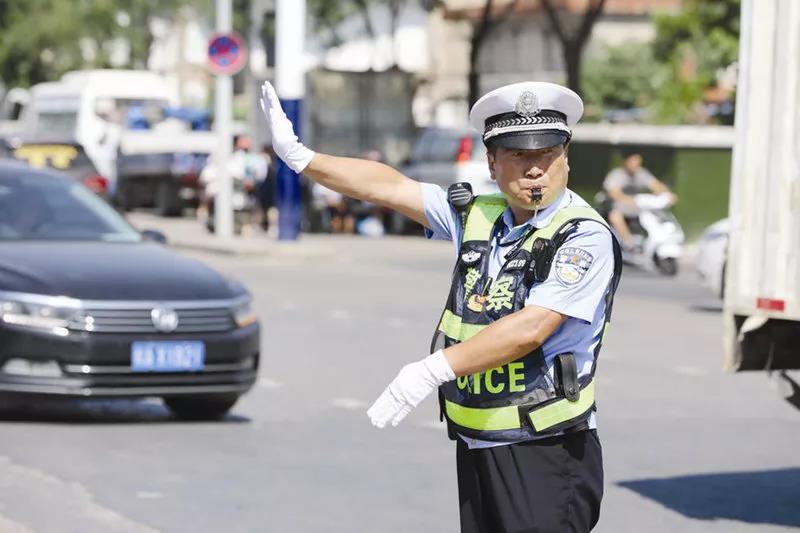 炎炎夏日,德众股份为一线交警"送清凉"!